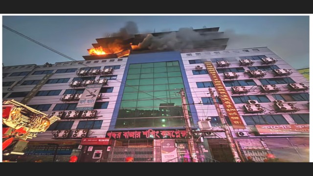 গুলিস্তানের খদ্দর বাজারে আগুন: ৯ ইউনিটের চেষ্টায় নিয়ন্ত্রণে ফায়ার সার্ভিস